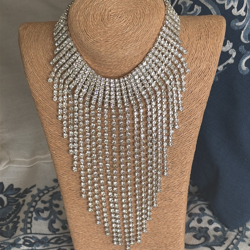 Outstanding vintage rhinestone lavallière statement piece adjustable sparkling